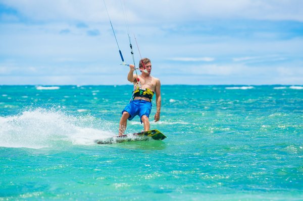 Où trouver les meilleures plages pour pratiquer le kitesurf en Grèce : spots et saisons ?